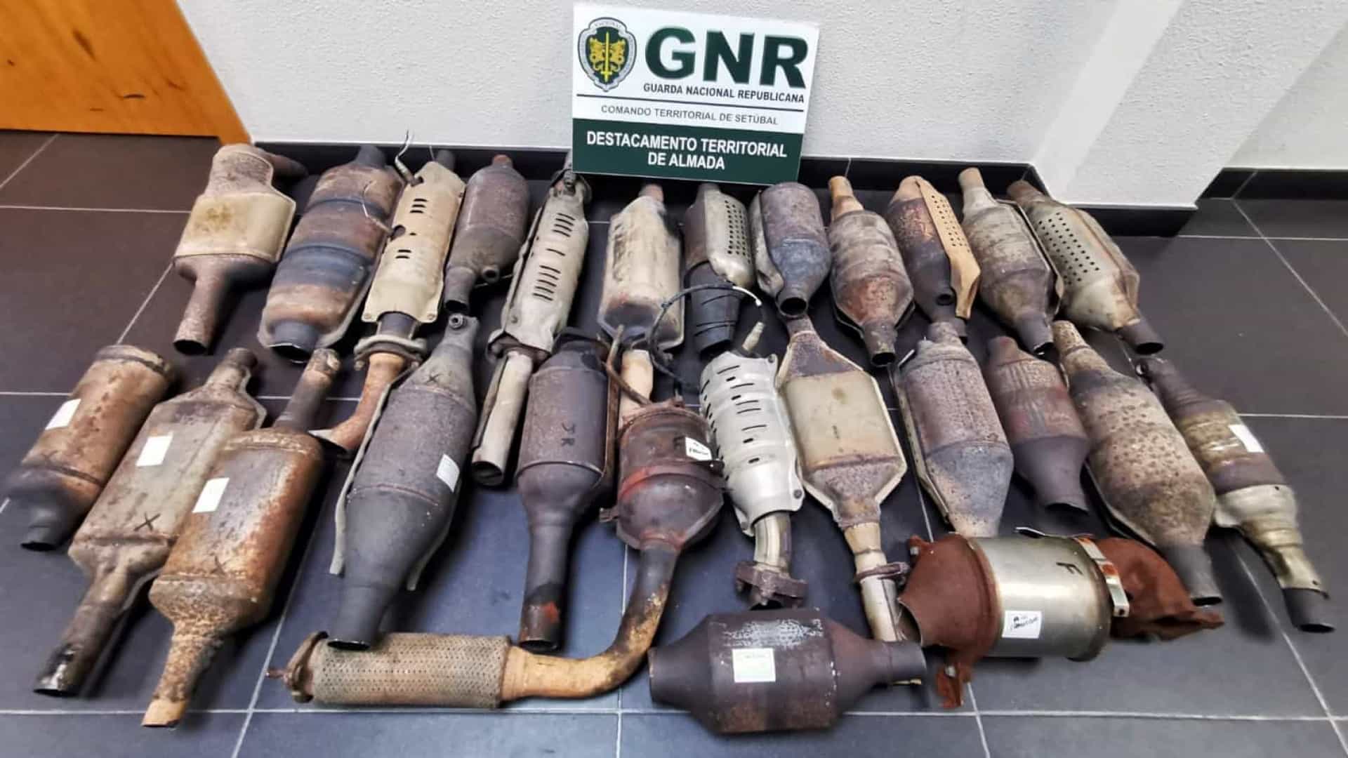 GNR identifica oito pessoas que se preparavam para vender dezenas de catalisadores no Seixal
