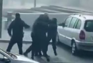 Vídeo mostra homem a ser detido depois de se recusar a usar máscara