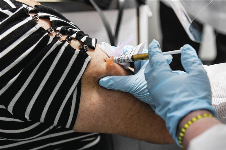 Segundas doses da vacina contra a covid-19 começam a ser administradas este domingo