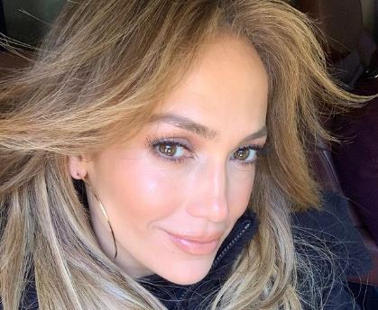 Acusada de usar “toneladas de botox”, Jennifer Lopez responde a seguidora