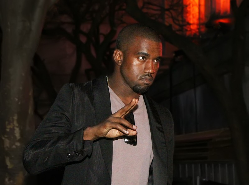 Kanye West aparece em público com nova namorada
