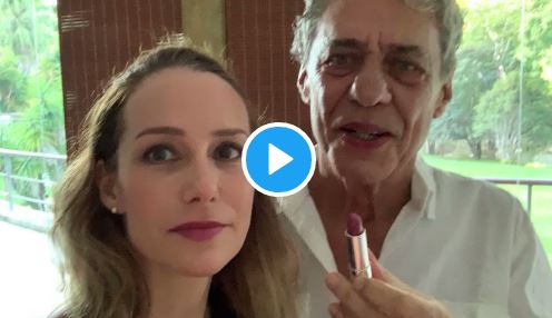 Chico Buarque pinta os lábios de vermelho em vídeo de apoio a Marisa Matias