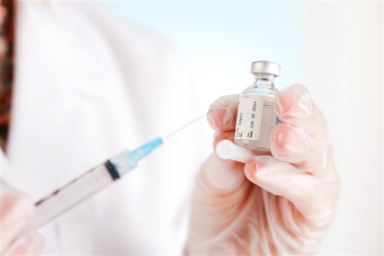 Equipa farmacêutica vai avaliar as vacinas acidentadas, indica SNS