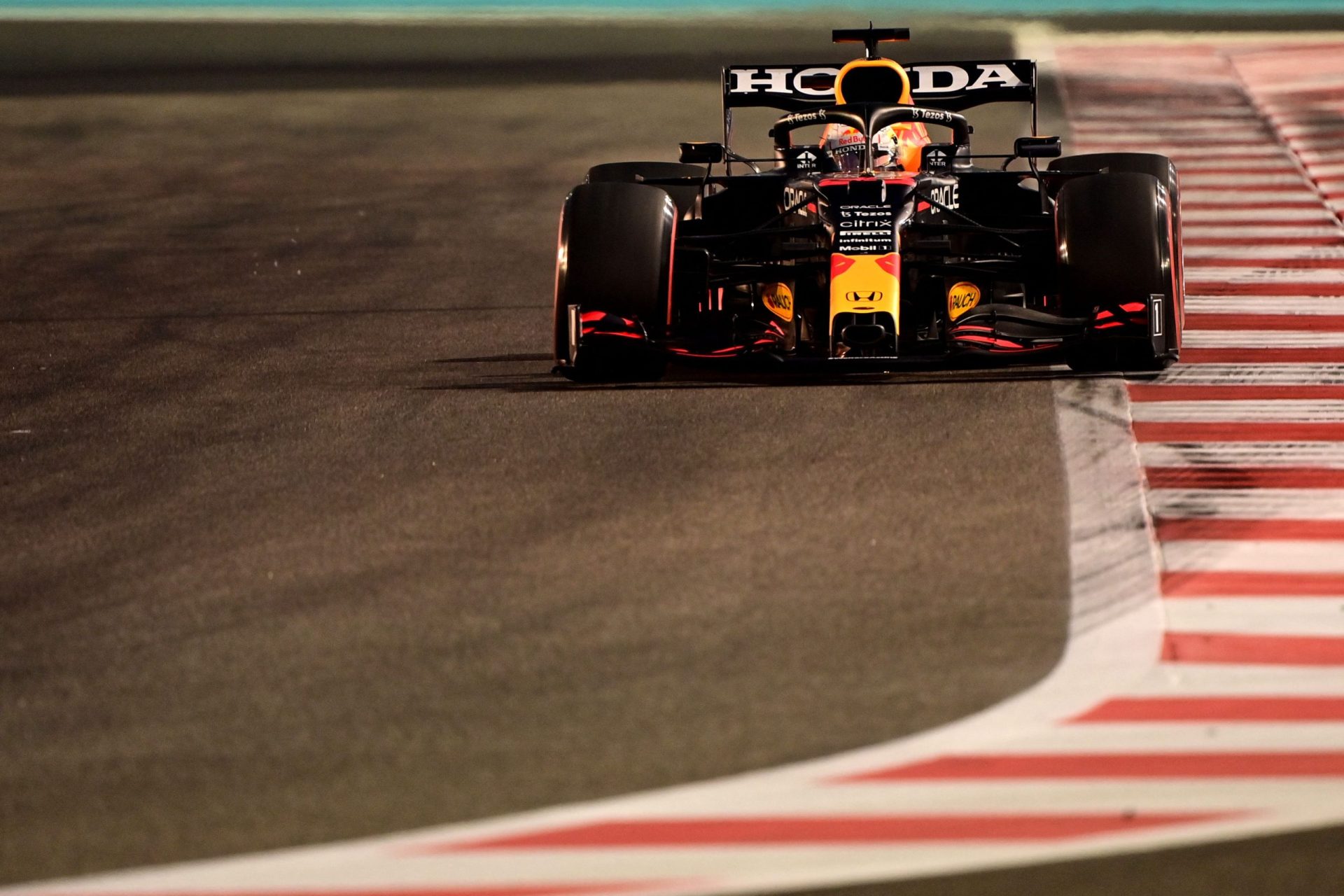 Max Verstappen é campeão mundial na Fórmula 1, após uma corrida surreal em Abu Dhabi