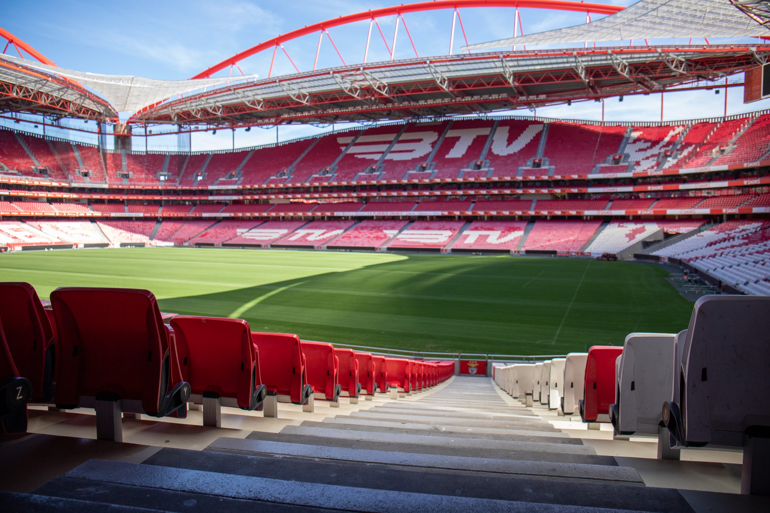 Benfica e Sporting confirmam buscas mas dizem que não são “arguidos” nem “visados” na Operação Malapata