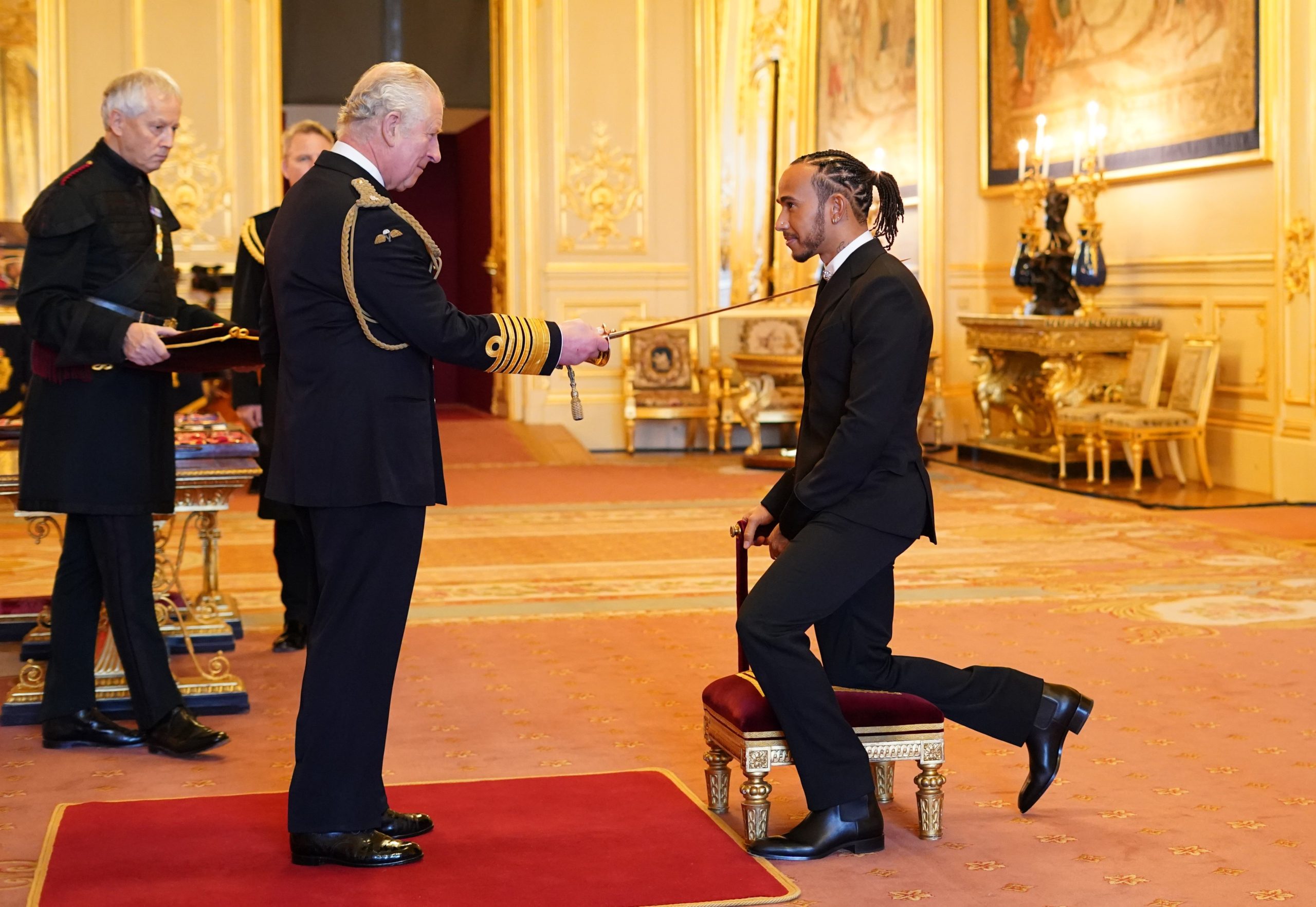 &#8216;Sir&#8217; Lewis Hamilton condecorado com título de cavaleiro