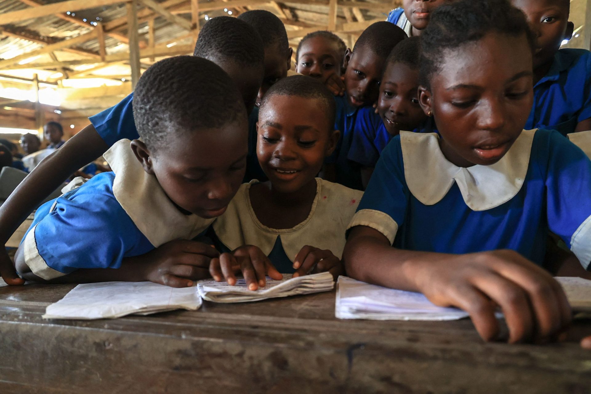 Escolas em Camarões aterrorizadas por grupos armados, diz relatório