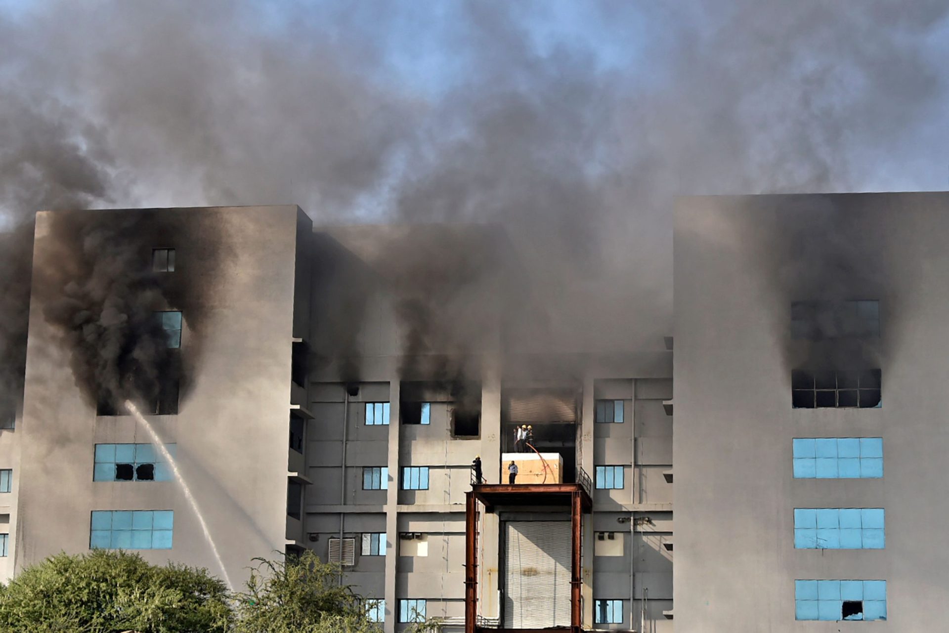 Cinco mortos em incêndio que deflagrou na maior fábrica de vacinas contra a covid-19