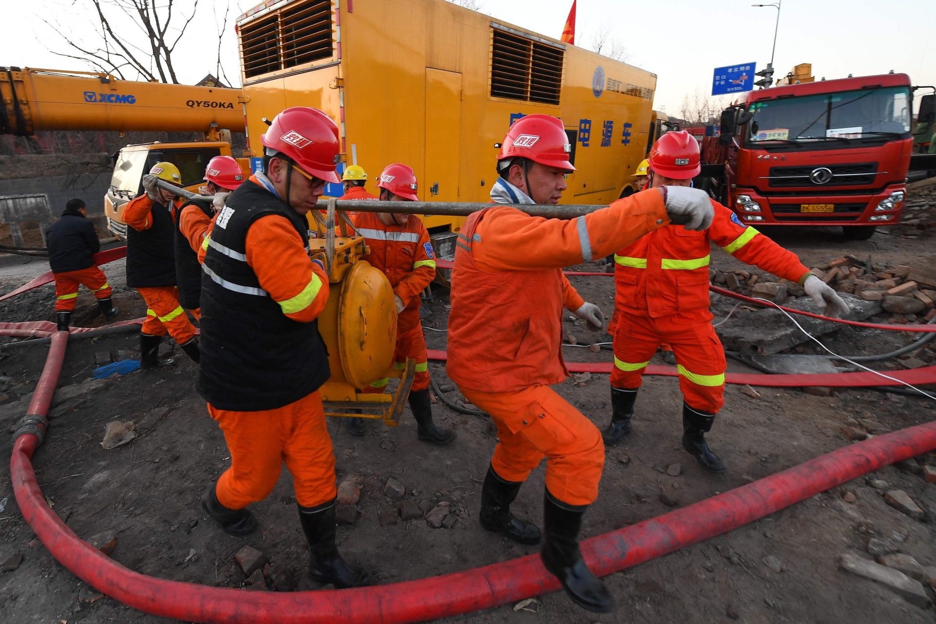 20 trabalhadores resgatados de uma mina onde estavam presos na China