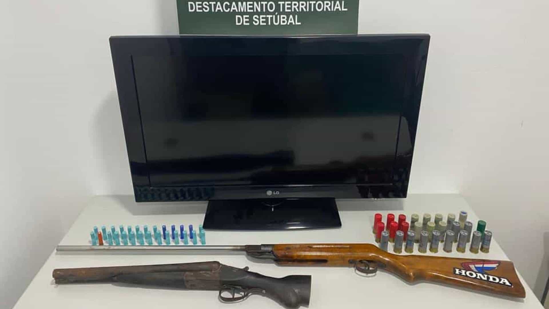 GNR apreende armas e munições em Sesimbra