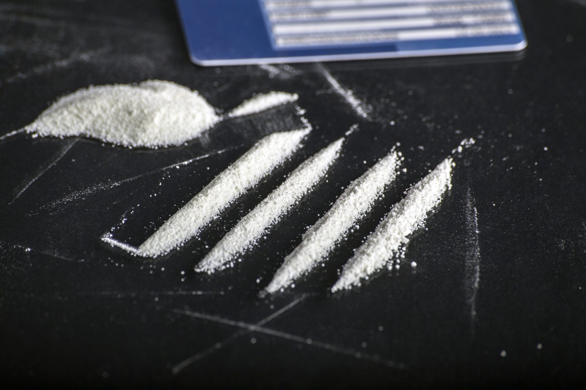 Mala com 27 Kg de cocaína apreendida pela PSP dentro de avião no aeroporto de Lisboa