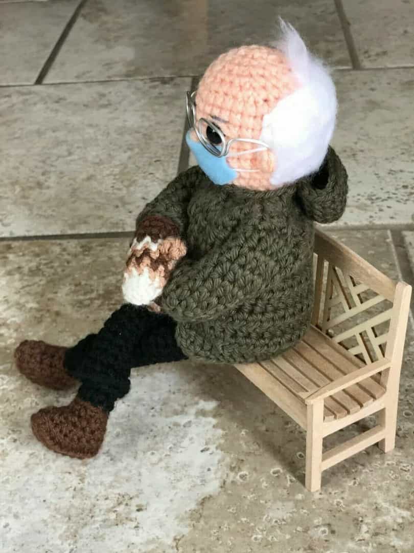 Imagem de Bernie Sanders que ficou viral dá origem a boneco e já vale milhares de dólares