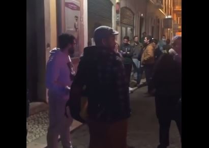 Vídeos que mostram dezenas de pessoas sem máscara à porta de restaurante que recusou fechar geram indignação