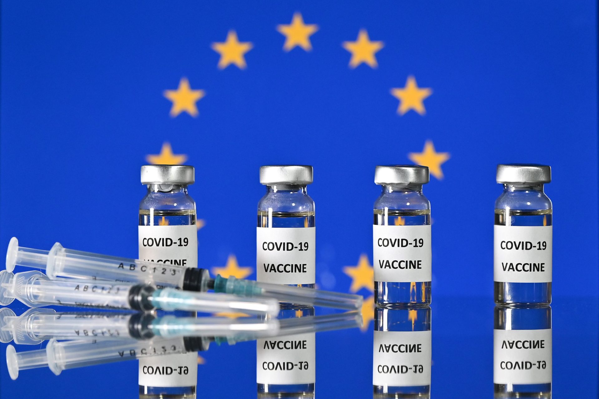 Agência Europeia do Medicamento estabelece três semanas de intervalo entre doses da vacina contra covid-19