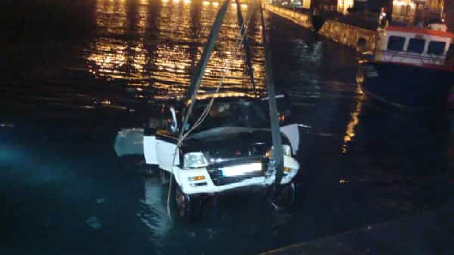 Carro com quatro pessoas caiu ao mar nos Açores