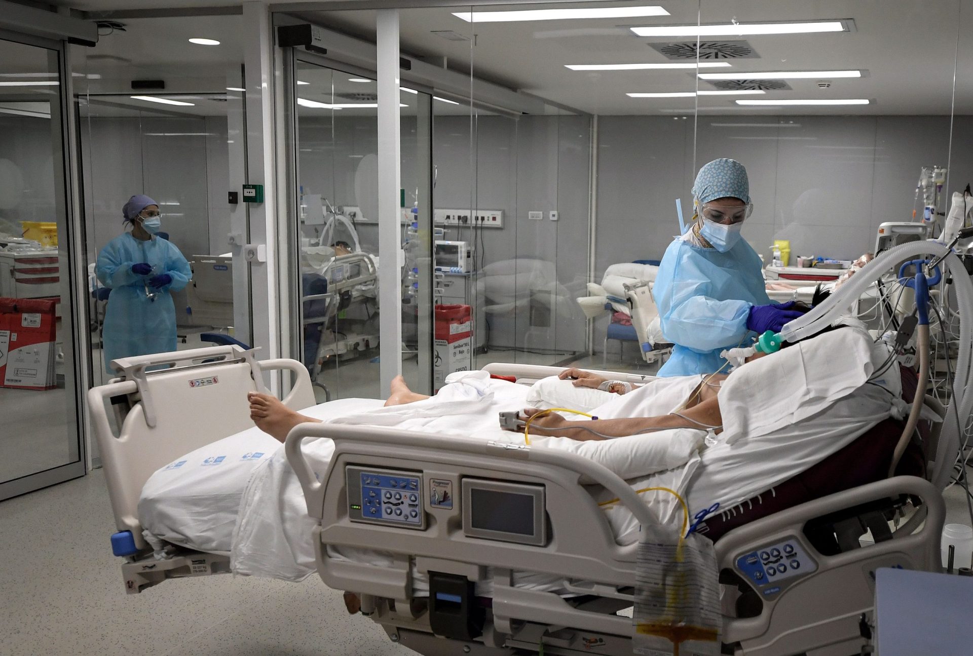 Pela primeira vez há mais de 800 doentes com covid-19 em UCI nos hospitais portugueses