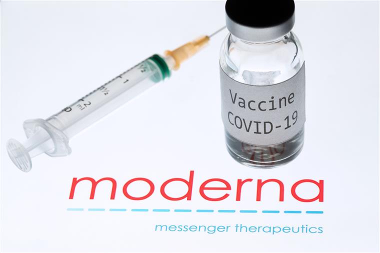 Agência Europeia do Medicamento pode anunciar esta segunda-feira decisão sobre vacina da Moderna