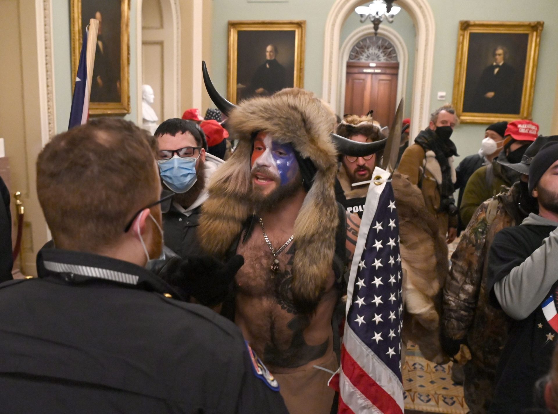 Apoiantes de Trump invadem Capitólio