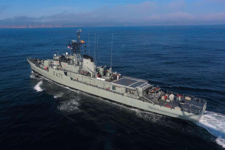 Marinha acompanha navios russos que passam pela costa portuguesa