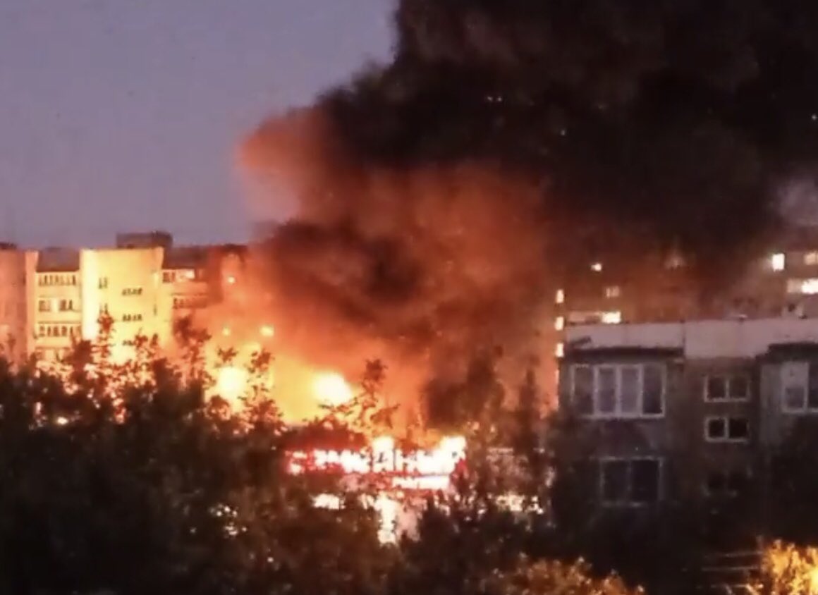 Avião militar cai em zona residencial na Rússia