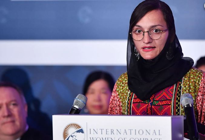 Ativista afegã acusa a comunidade internacional de apoiar o regime talibã