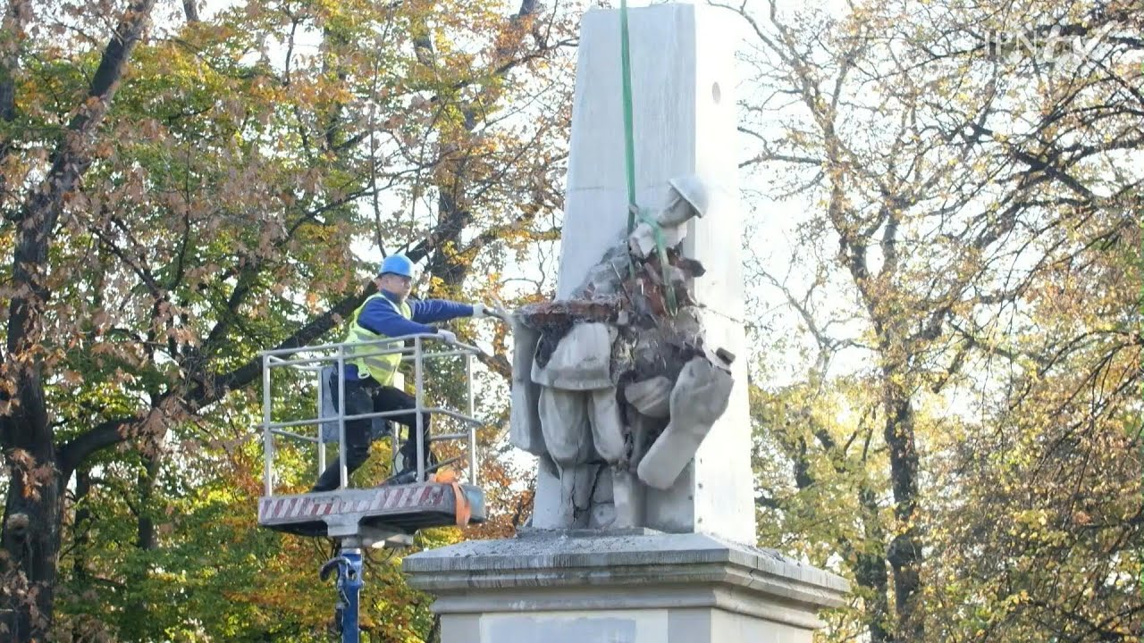 Polónia demoliu monumentos da era soviética