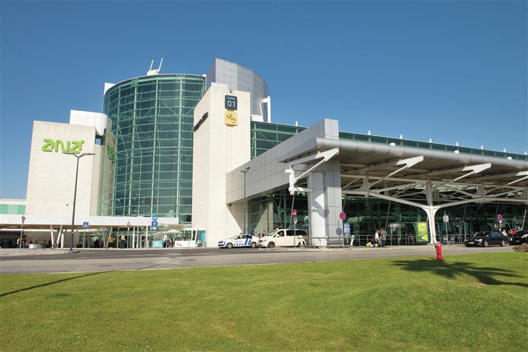 Há falta de agentes no aeroporto de Lisboa, avisa sindicato da PSP