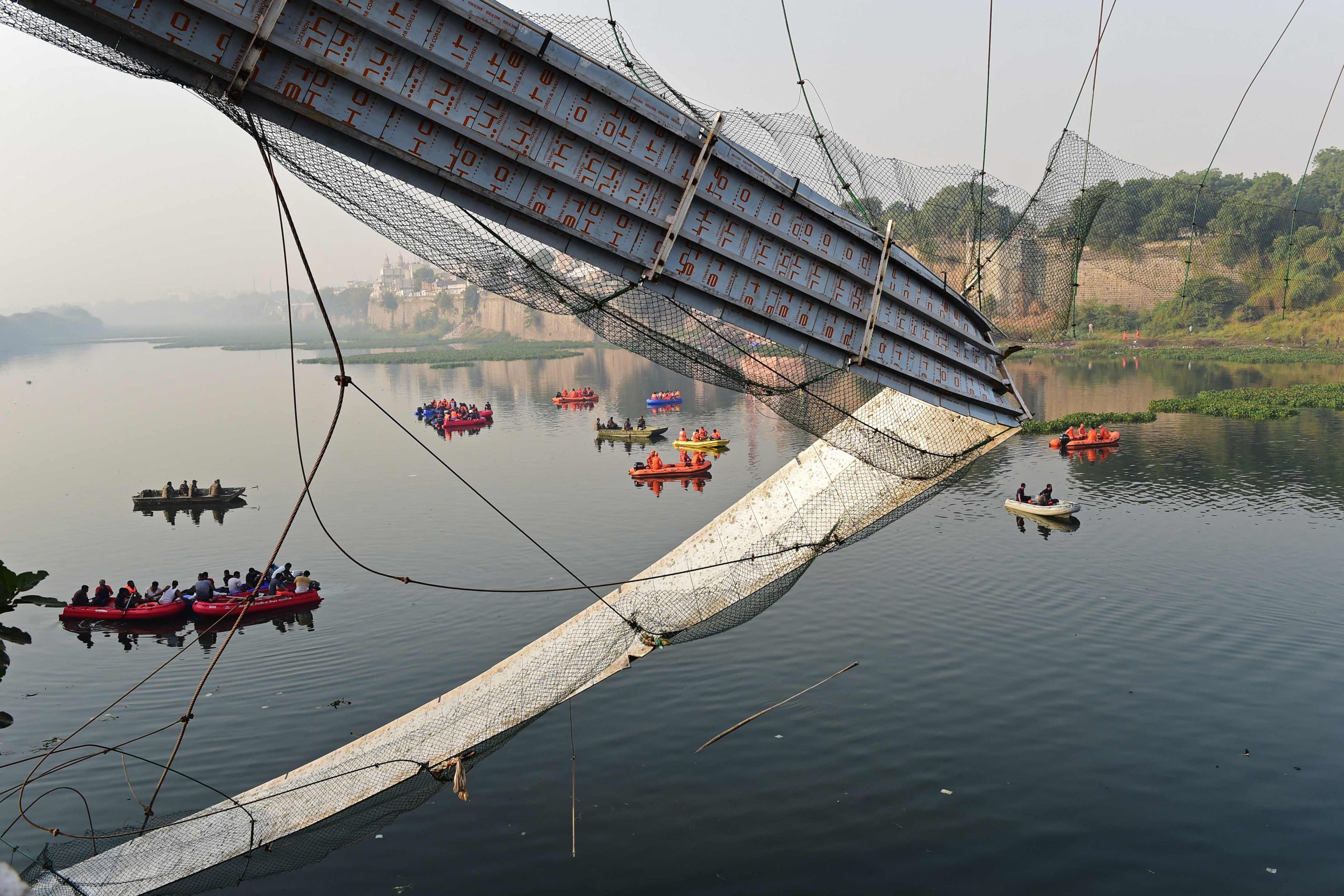 Pelo menos 132 pessoas morreram na queda da ponte suspensa no rio Machchhu na Índia