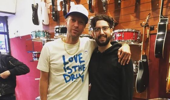 Chris Martin surpreende funcionários de loja de instrumentos em Buenos Aires