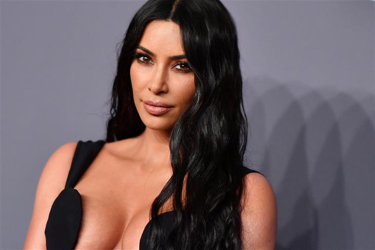Kim Kardashian relembra pai com coletânea de recados antigos