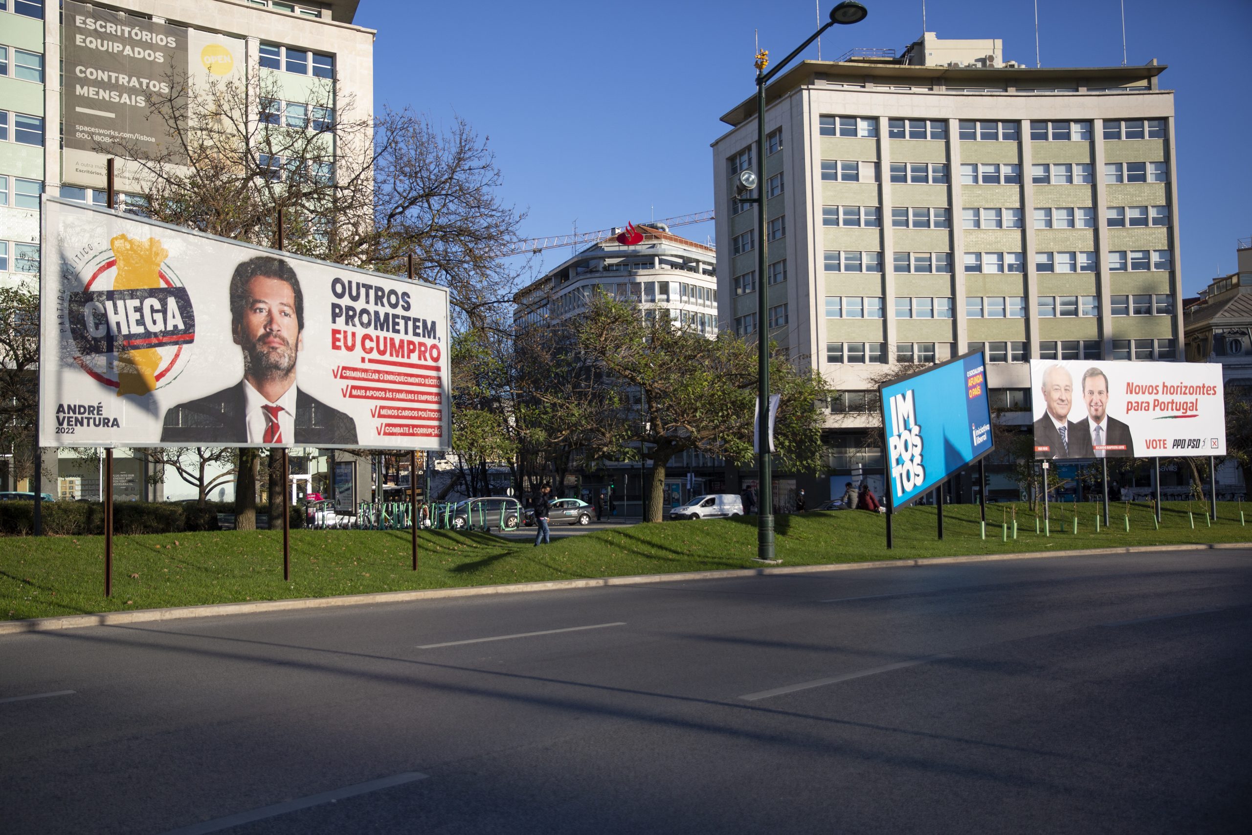 CNE fala em crime na retirada de cartazes do Marquês ordenada pela Câmara de Lisboa