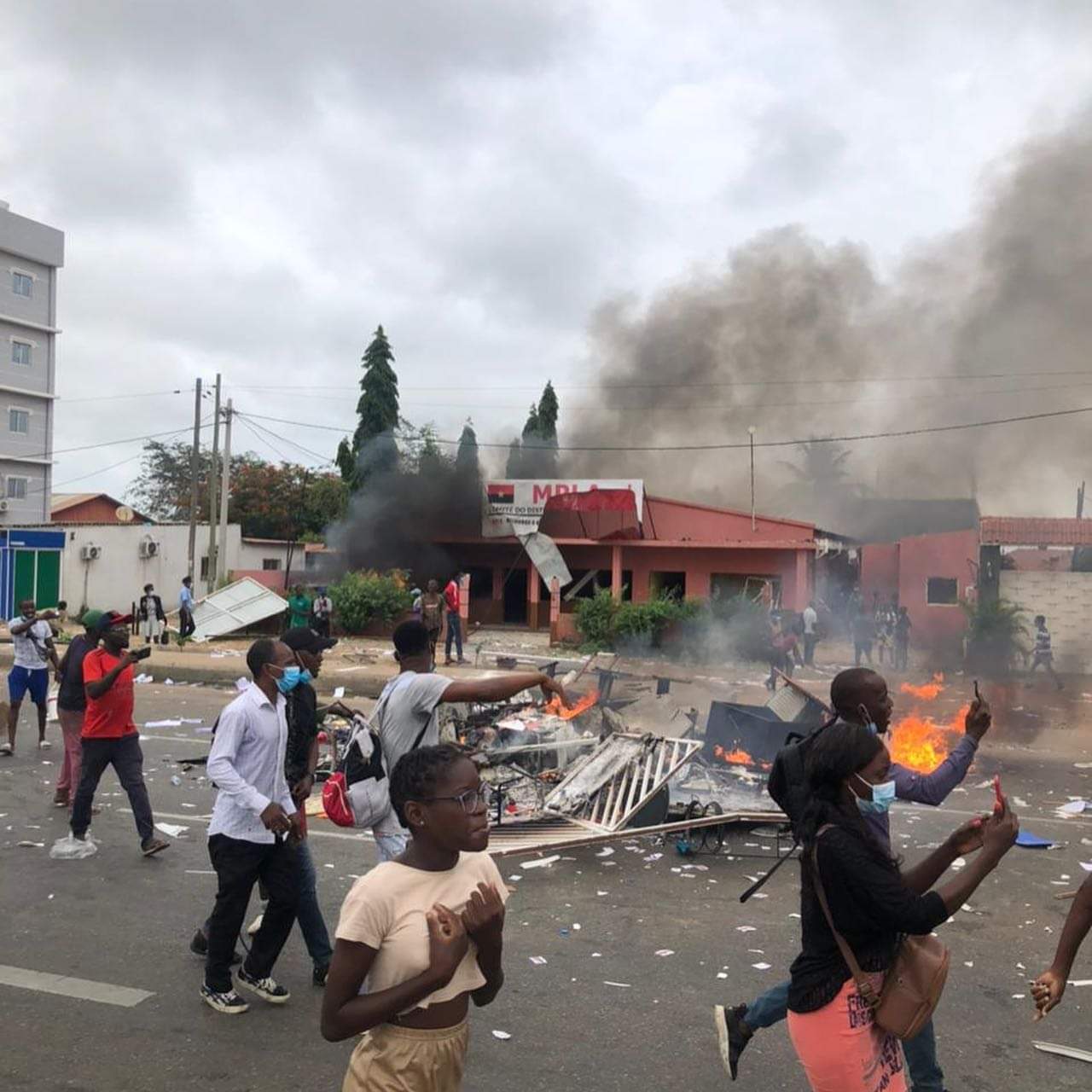 Jornalistas atacados e autocarro queimado na sequência da greve dos taxistas em Luanda