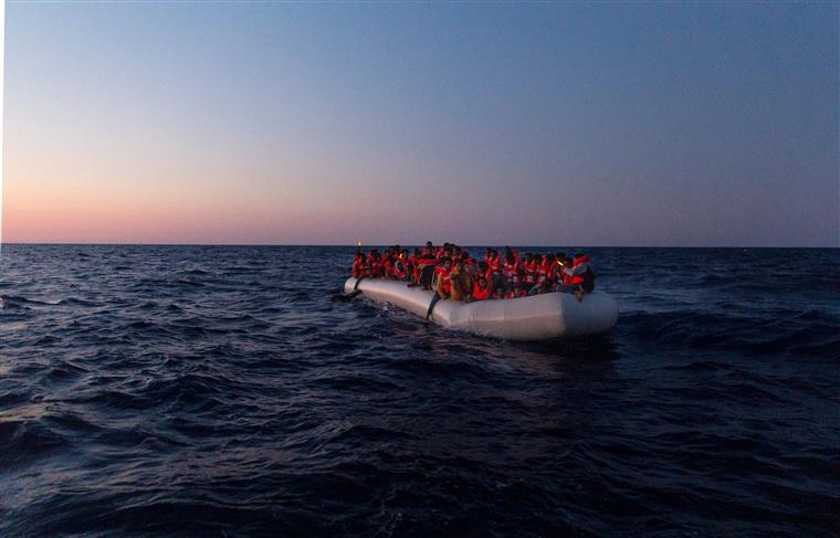 Bebé de 20 dias morre em barco que tentava entrar em Itália