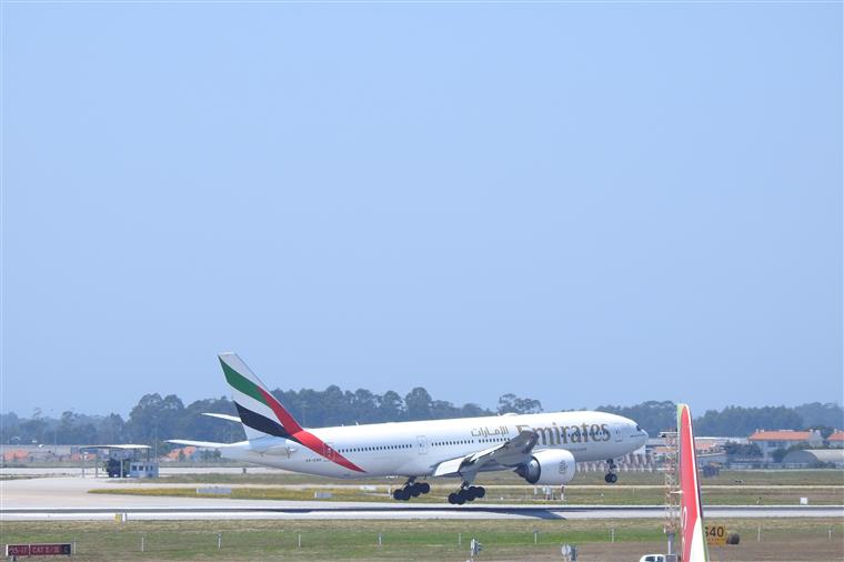 Avião da Emirates volta para trás depois de ter sido dado alerta acerca de passageiro “suspeito”