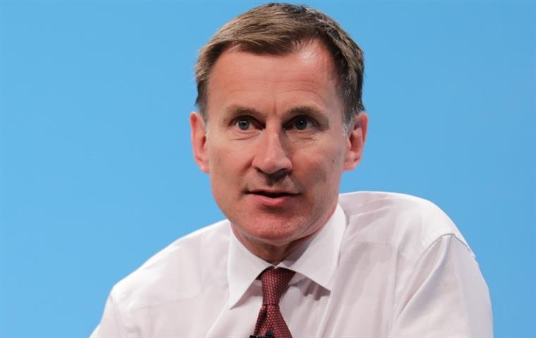Ministro britânico admite subida de impostos para responder à crise