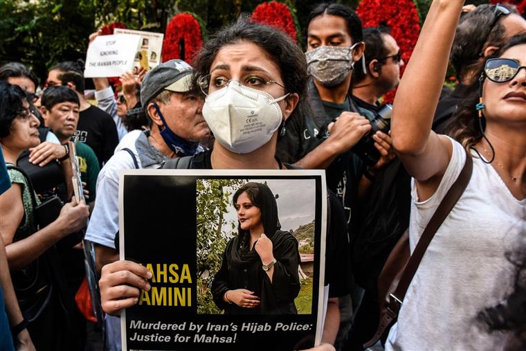 Sexta pessoa condenada à morte no Irão devido a protestos contra o uso de véu
