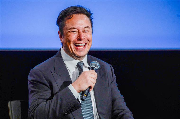 Elon Musk restabelece conta de Donald Trump no Twitter: “O povo falou”