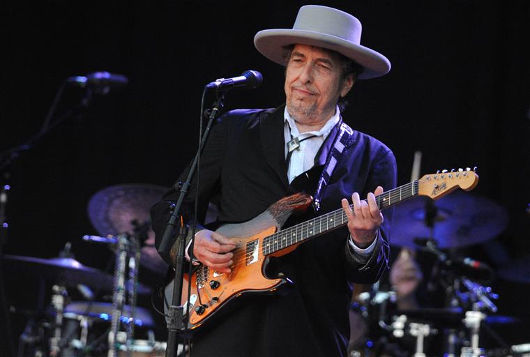 Fãs de Bob Dylan pagaram 600 euros por livro com assinatura falsa do próprio
