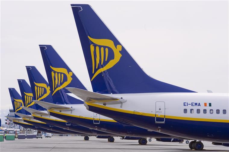 Avião da Ryanair desviado para Faro depois de passageiro ter sido apanhar a fumar na aeronave