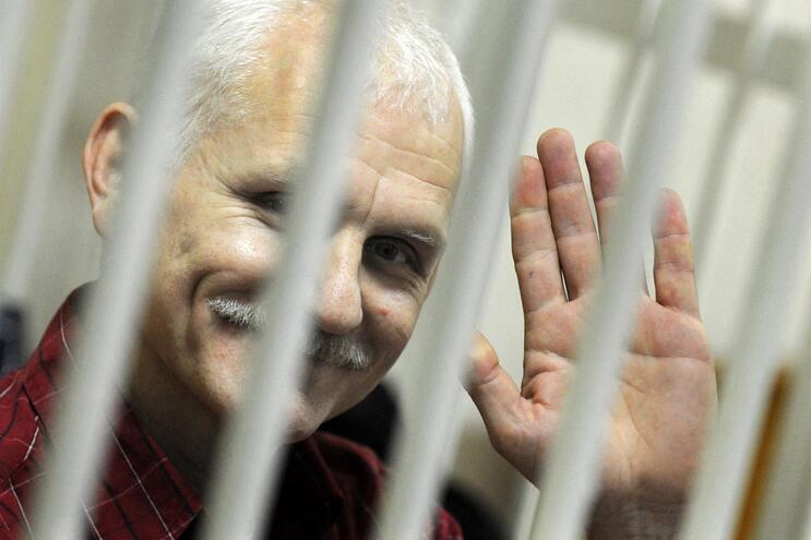 Nobel da Paz bielorrusso arrisca cumprir até 12 anos de prisão