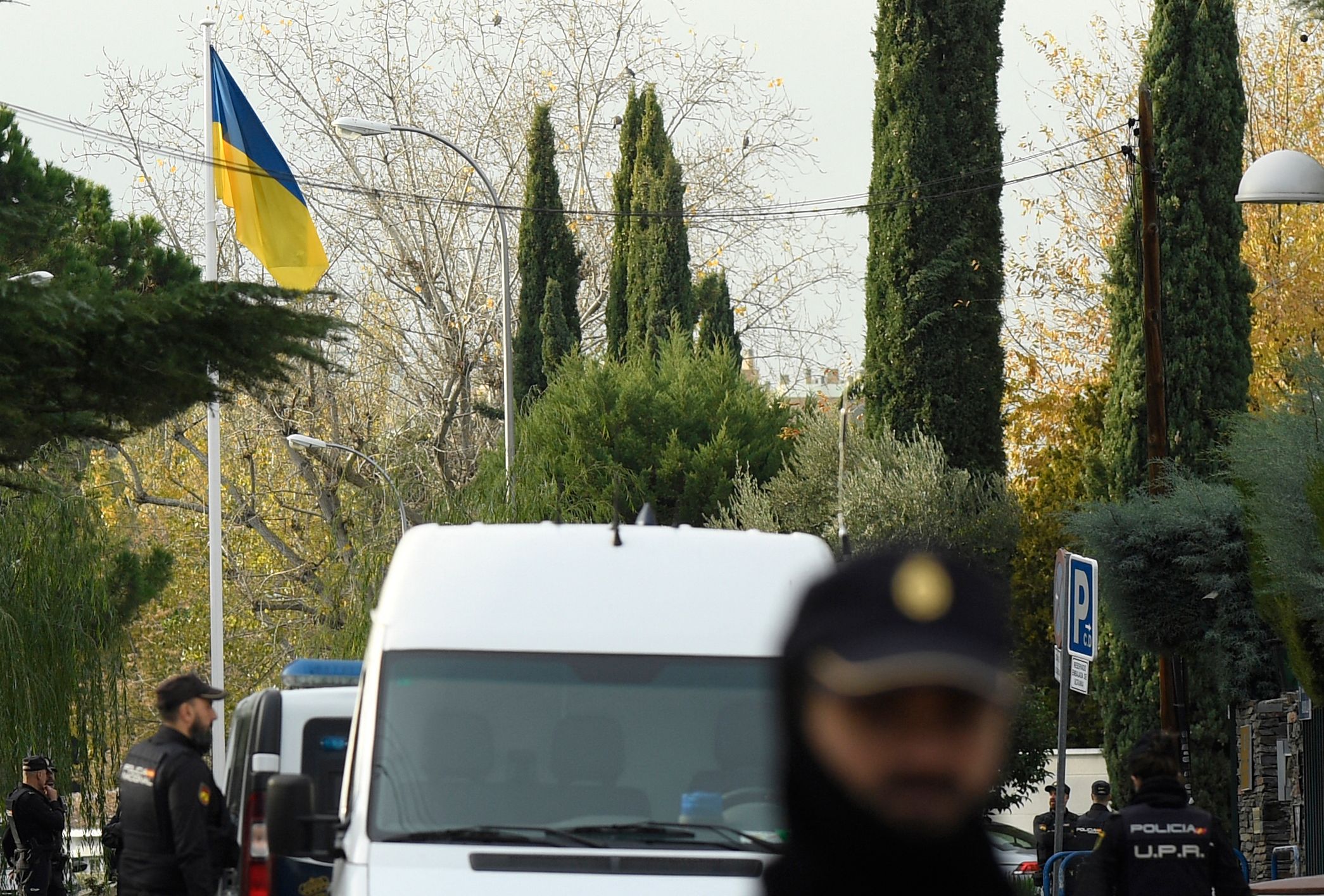 Funcionário da embaixada ucraniana em Madrid ferido após explosão de carta