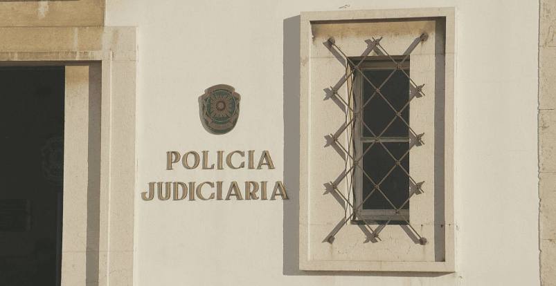 Falso polícia usa réplicas de armas para obrigar vítima à prática de atos sexuais em Portimão
