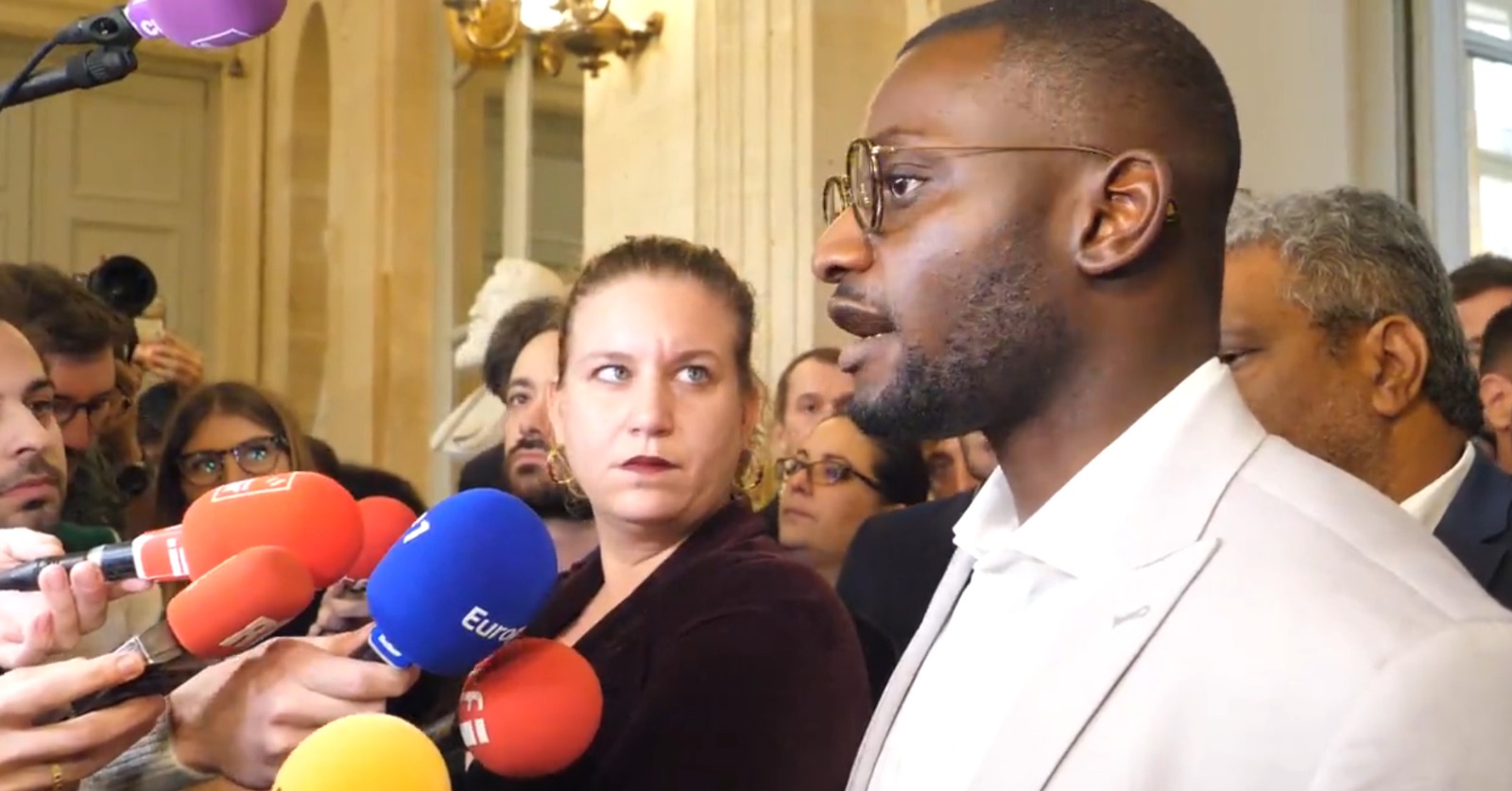 Deputado francês acusado de comentário racista suspenso por 15 dias
