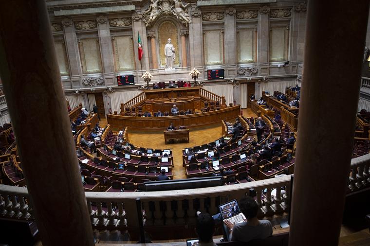 Debate entre os líderes com representação parlamentar: Costa orgulha-se da sua “história”, mas adversários não querem que esta se repita