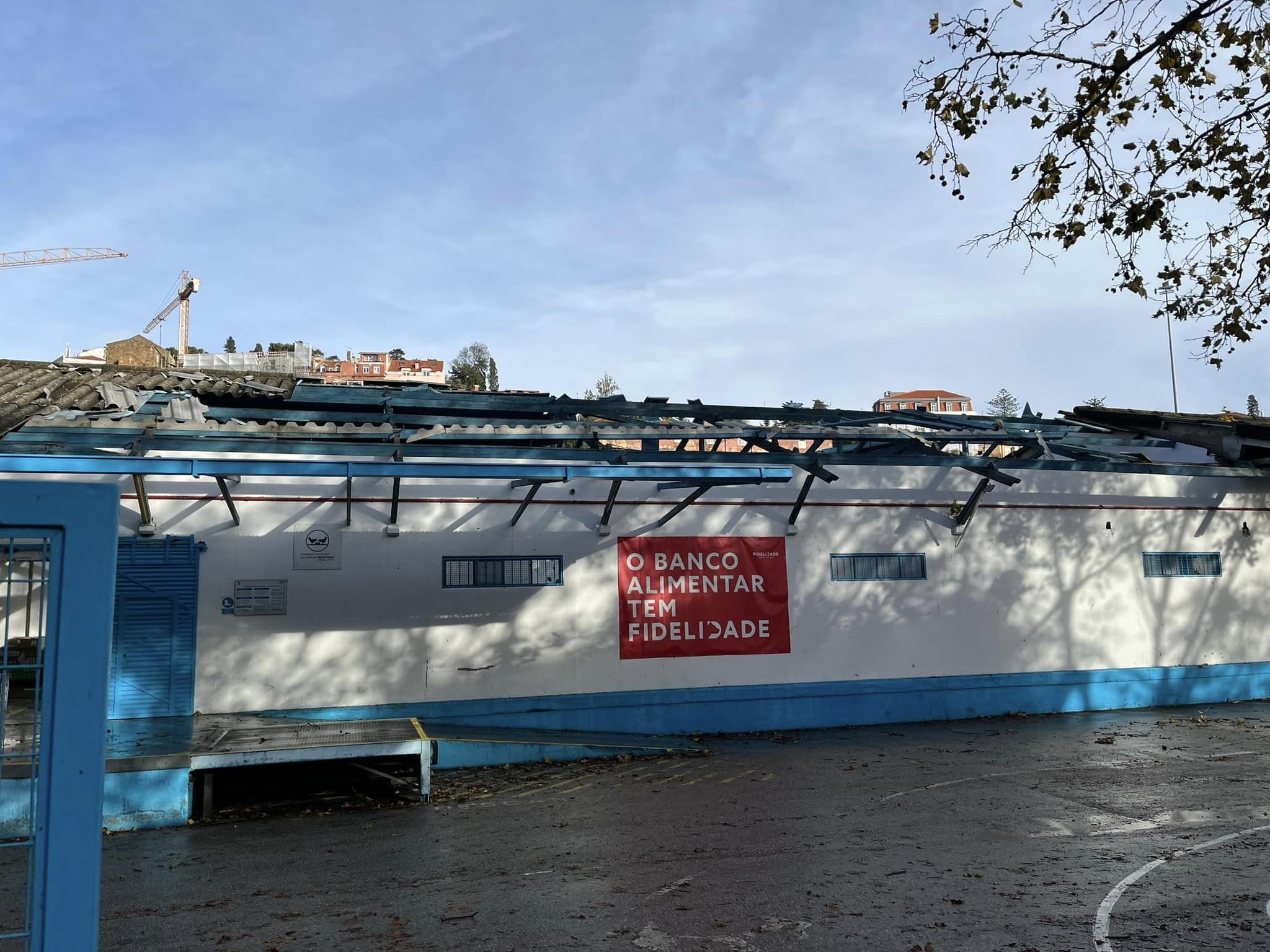 Tornado em Alcântara faz voar telhado do edifício do Banco Alimentar