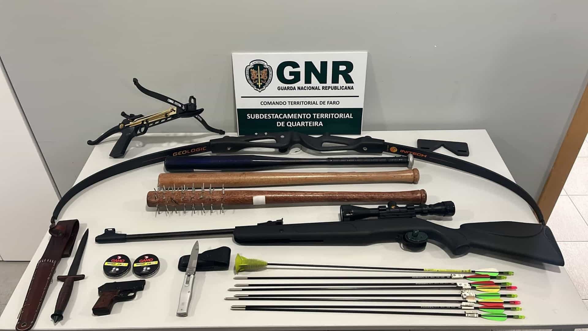 GNR apreende armas ilegais na sequência de mandado de busca por violência doméstica