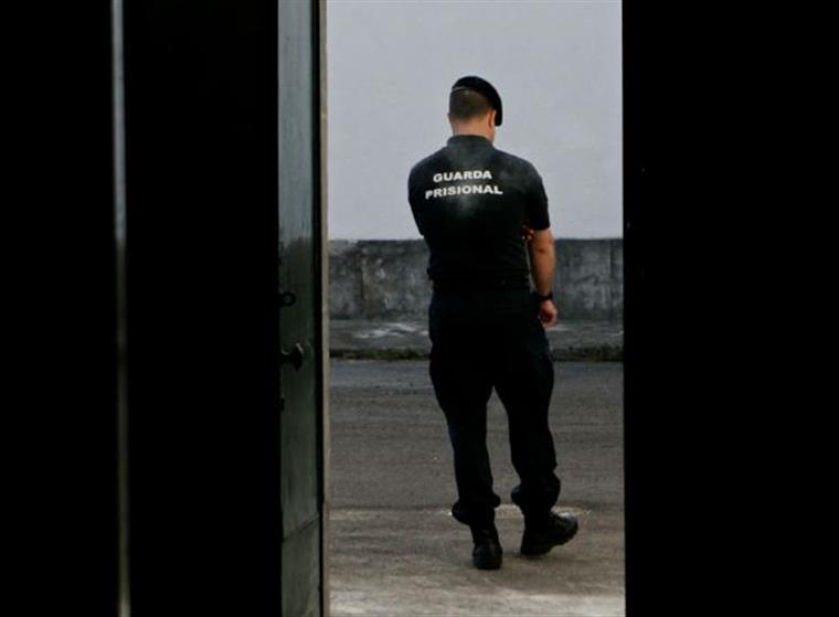 Guardas prisionais da Madeira salvam a vida de dois reclusos no espaço de 15 minutos
