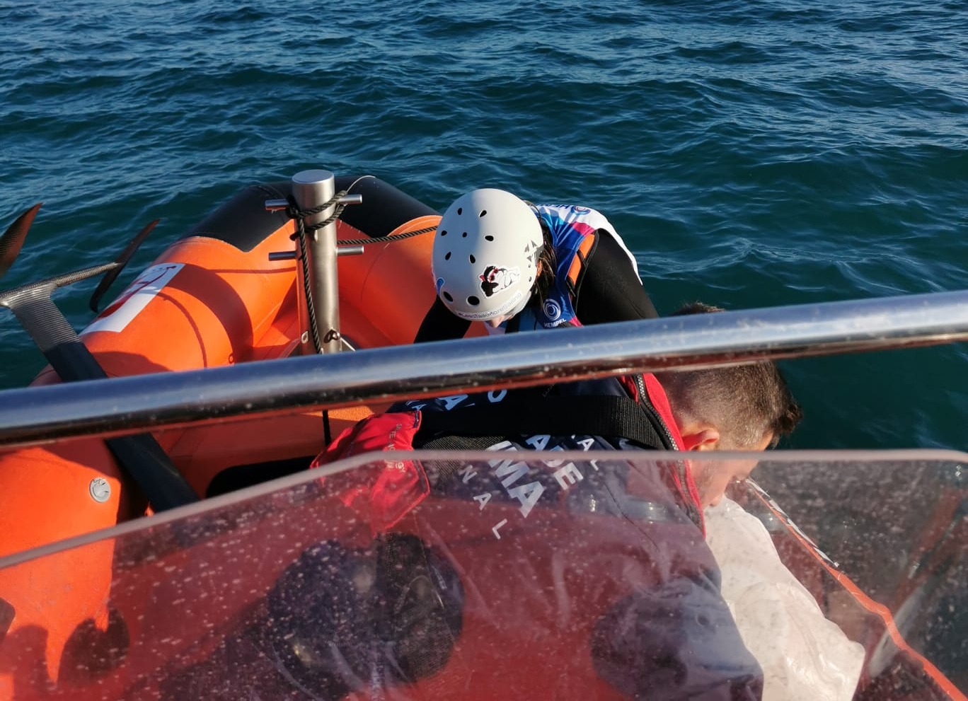 Praticante de kitesurf resgatada depois de ter ficado à deriva na praia de Forte Novo em Quarteira