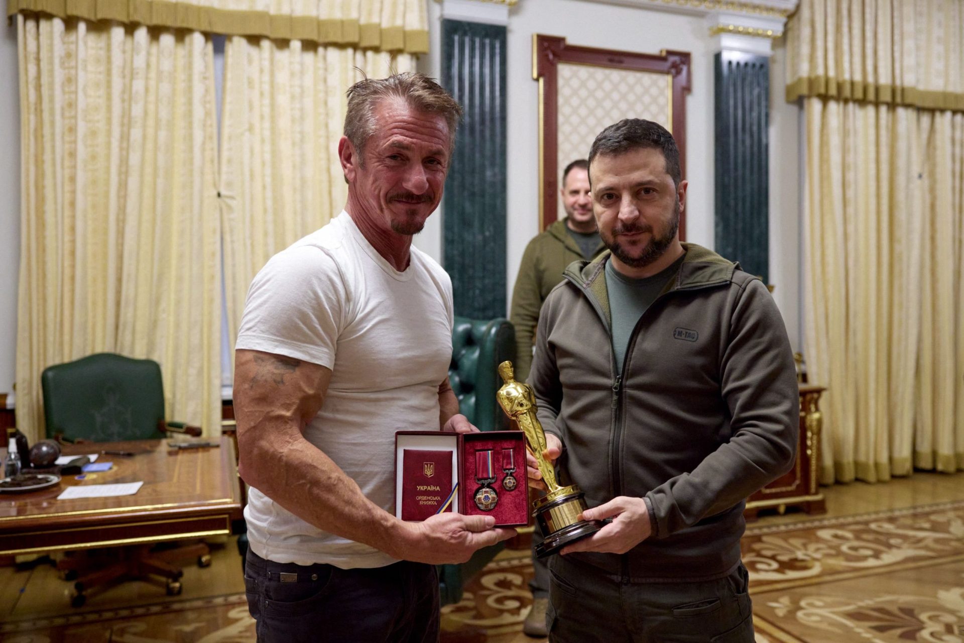 Sean Penn empresta o seu Óscar a Zelensky como &#8220;símbolo&#8221; de fé na vitória da Ucrânia