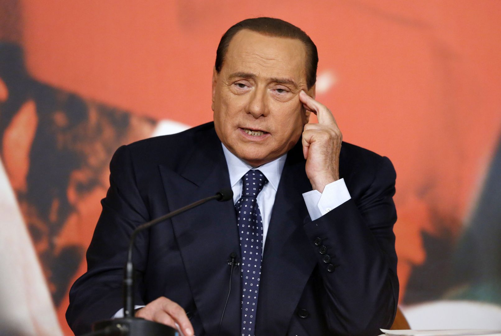 “Se ganharmos vou enviar para o balneário um autocarro cheio de p…”, diz Berlusconi aos jogadores do Monza